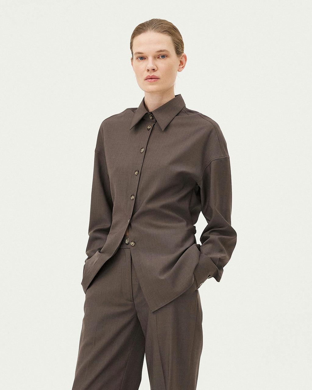 Renne Brown – Verstellbare Bluse aus Schurwolle