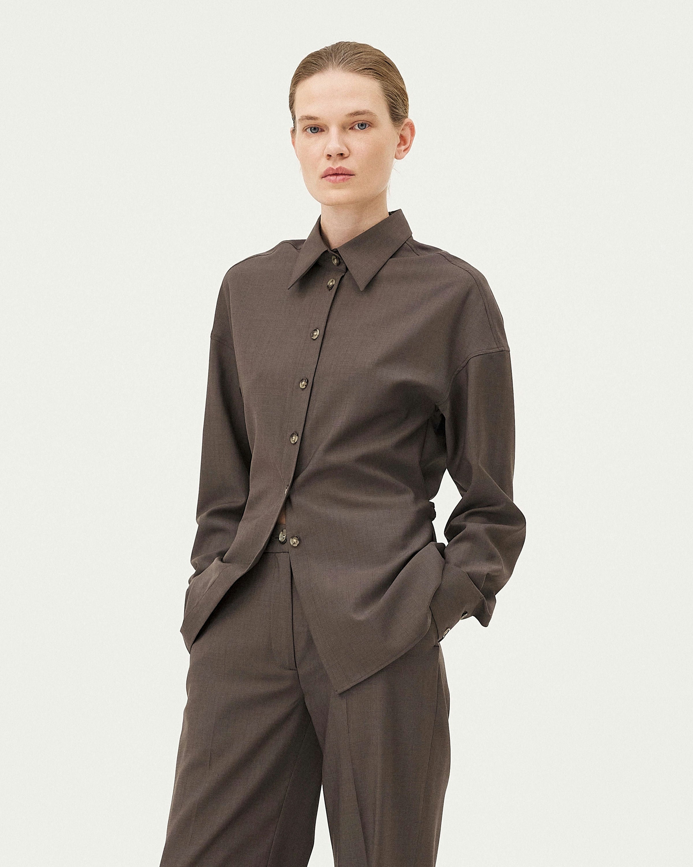 Renne Brown – Verstellbare Bluse aus Schurwolle
